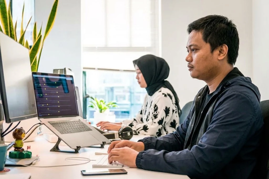 Tim PT Kreasi Utama Mandiri di kantor